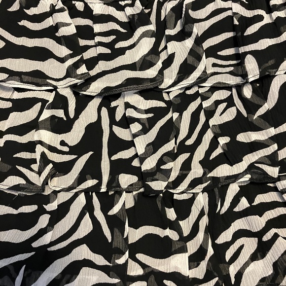 🧵Size 8 Black and white ruffle skirt by INC - Picture 2 of 5